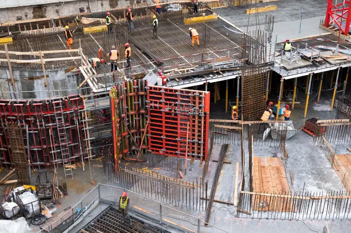 Obra com formas de concreto